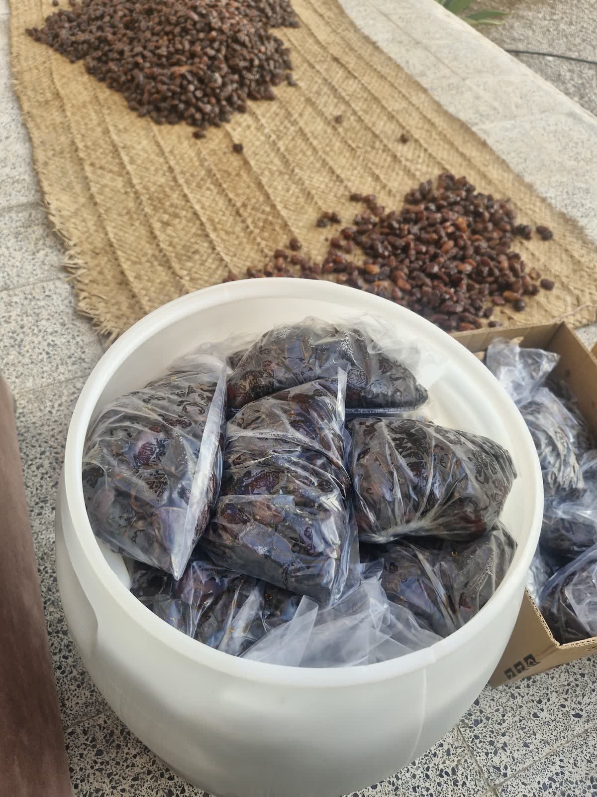 خرید خرمای کبکاب خانگی شیرهدار دشتستان 3 بستهبندی سنتی خرمای کبکاب در سطل برای تشکیل شیره طبیعی